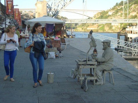 ESTATUA VIVIENTE DO SAPATEIRO EM PORTO